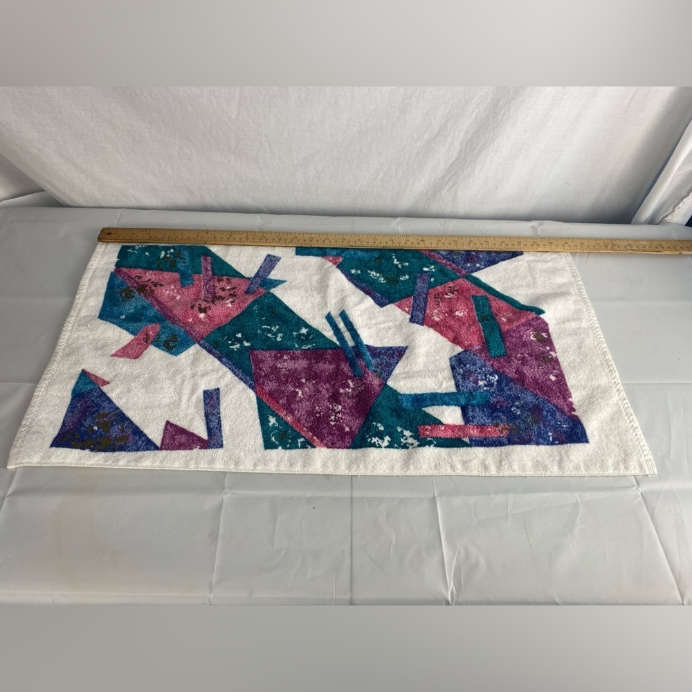 Vintage new condition Spring bath abstract 90s Geometric Pattern hand Towels x 2